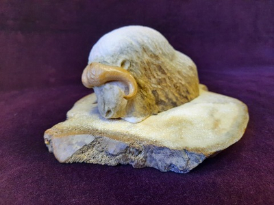 Скульптура "Вожак овцебык", бивень мамонта, кость мамонта, рог лося