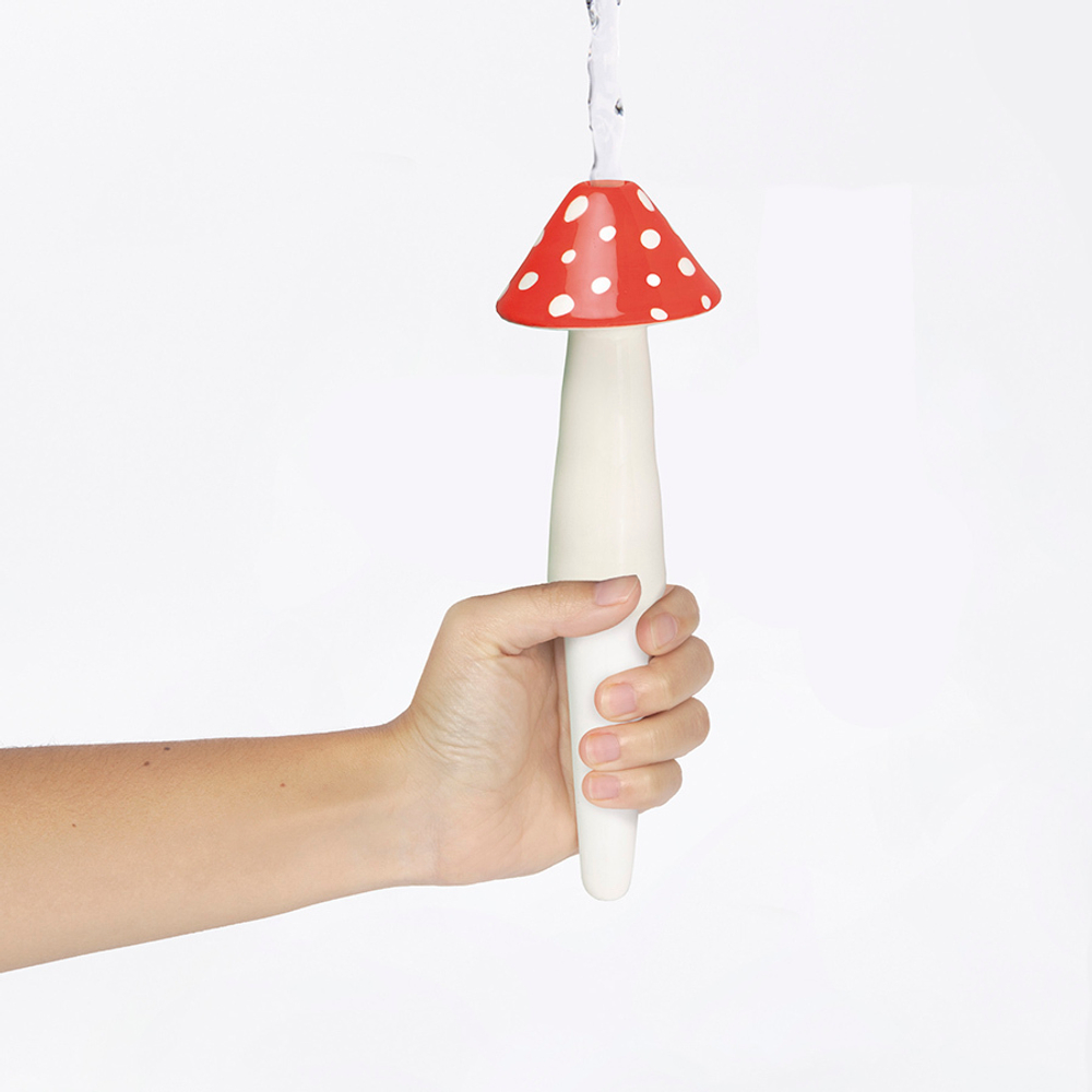 Фигурка с функцией полива для растений amanita