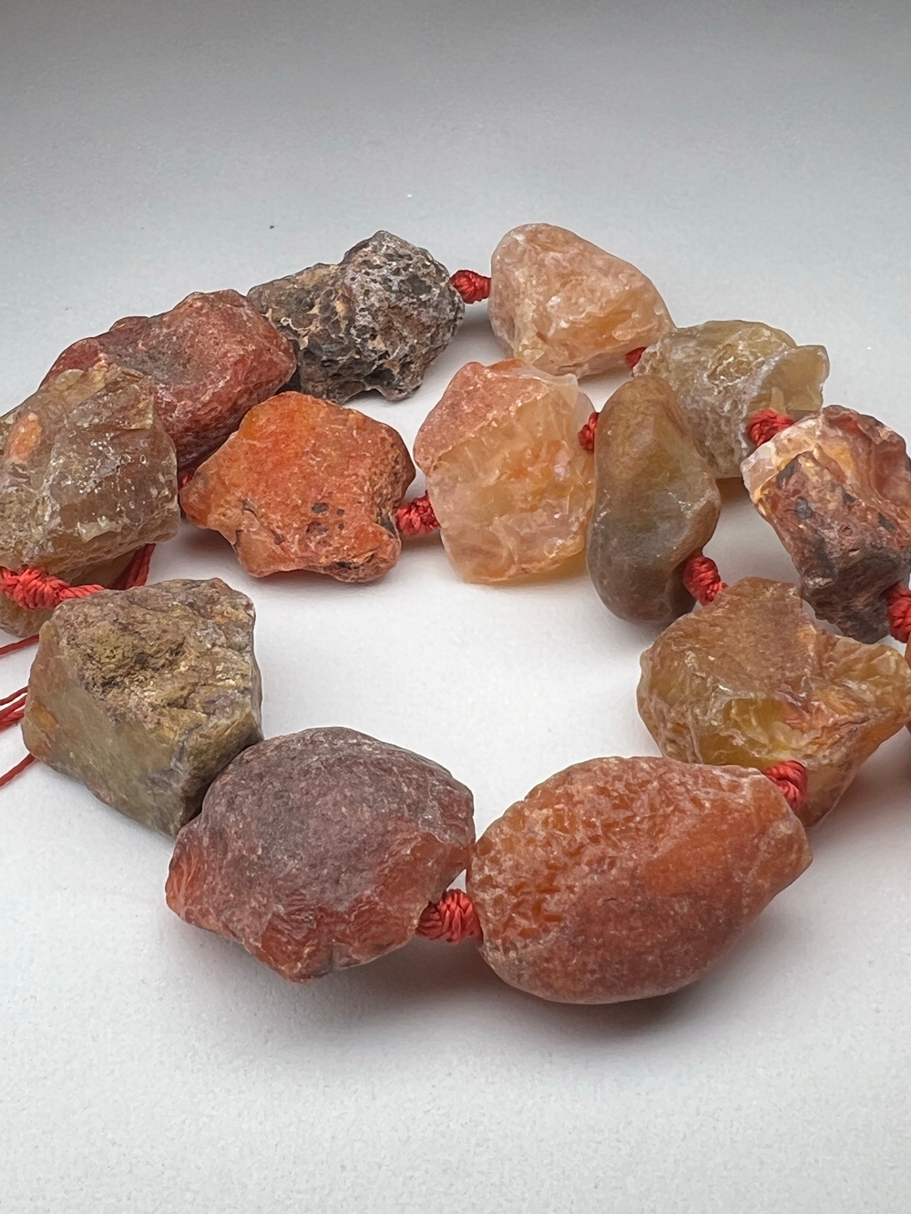 Сердолик, бусины сколы необработанного камня