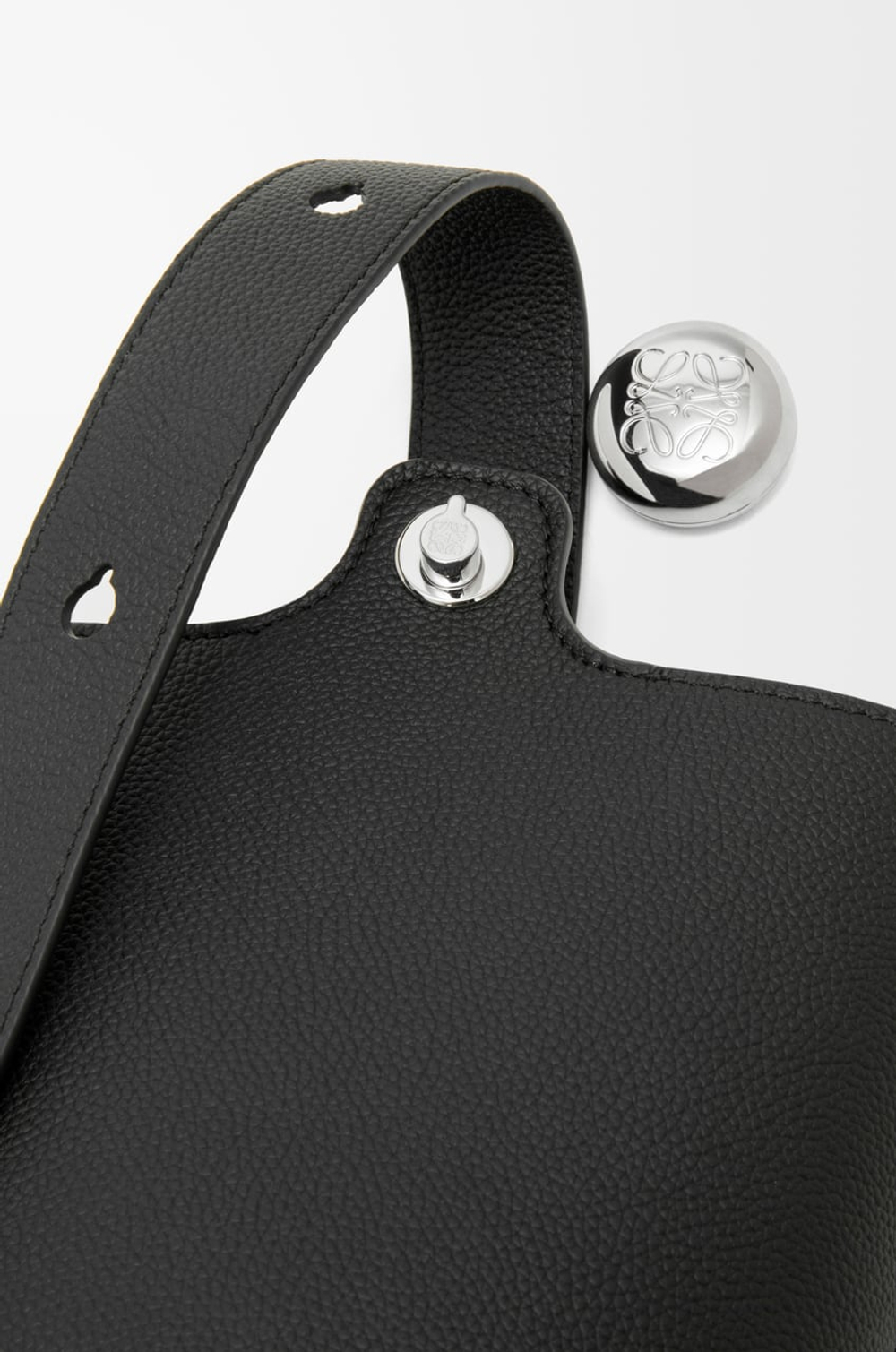 Loewe Мини-сумка-ведро Pebble из мягкой зернистой телячьей кожи, черный