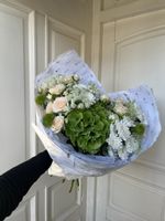 Букет из гортензии, амми, кустовых пионовидных роз, хризантемы и диантусов