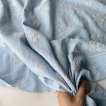 Полулен с вышивкой на голубом фоне