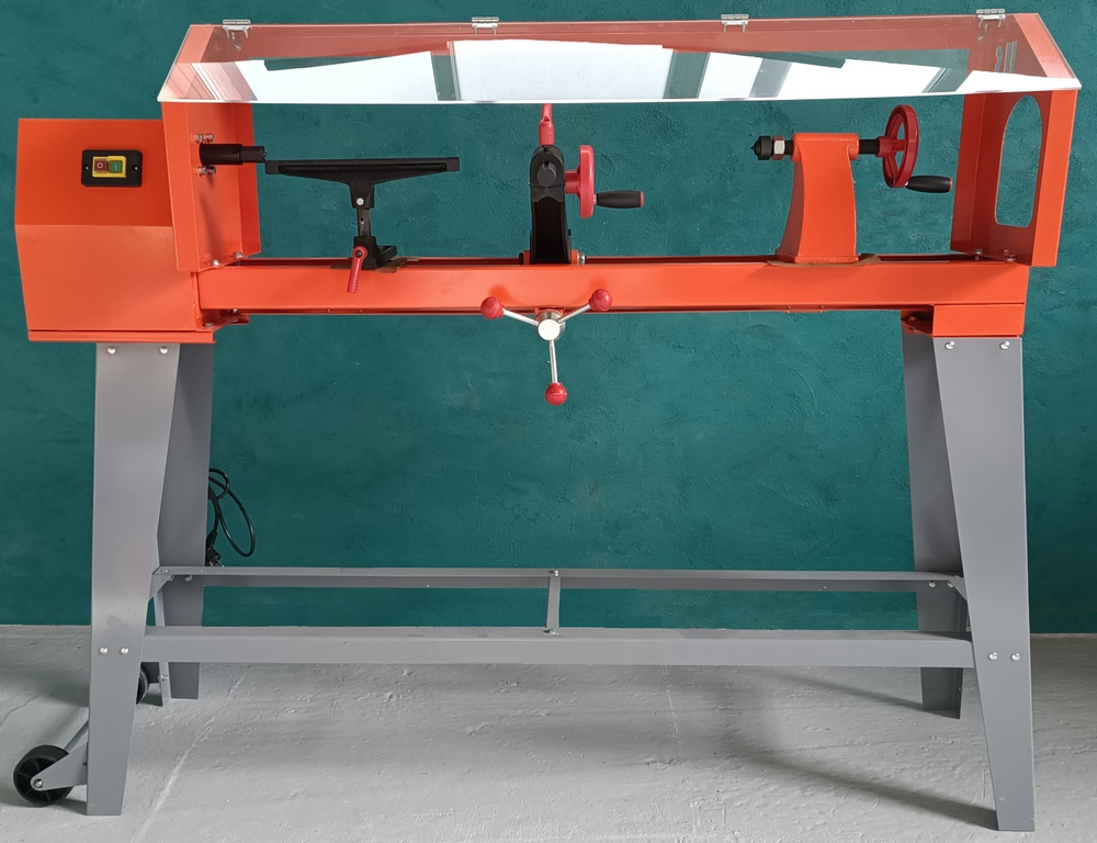 Станок токарный деревообрабатывающий, оснащенный щитком-экраном из оргстекла