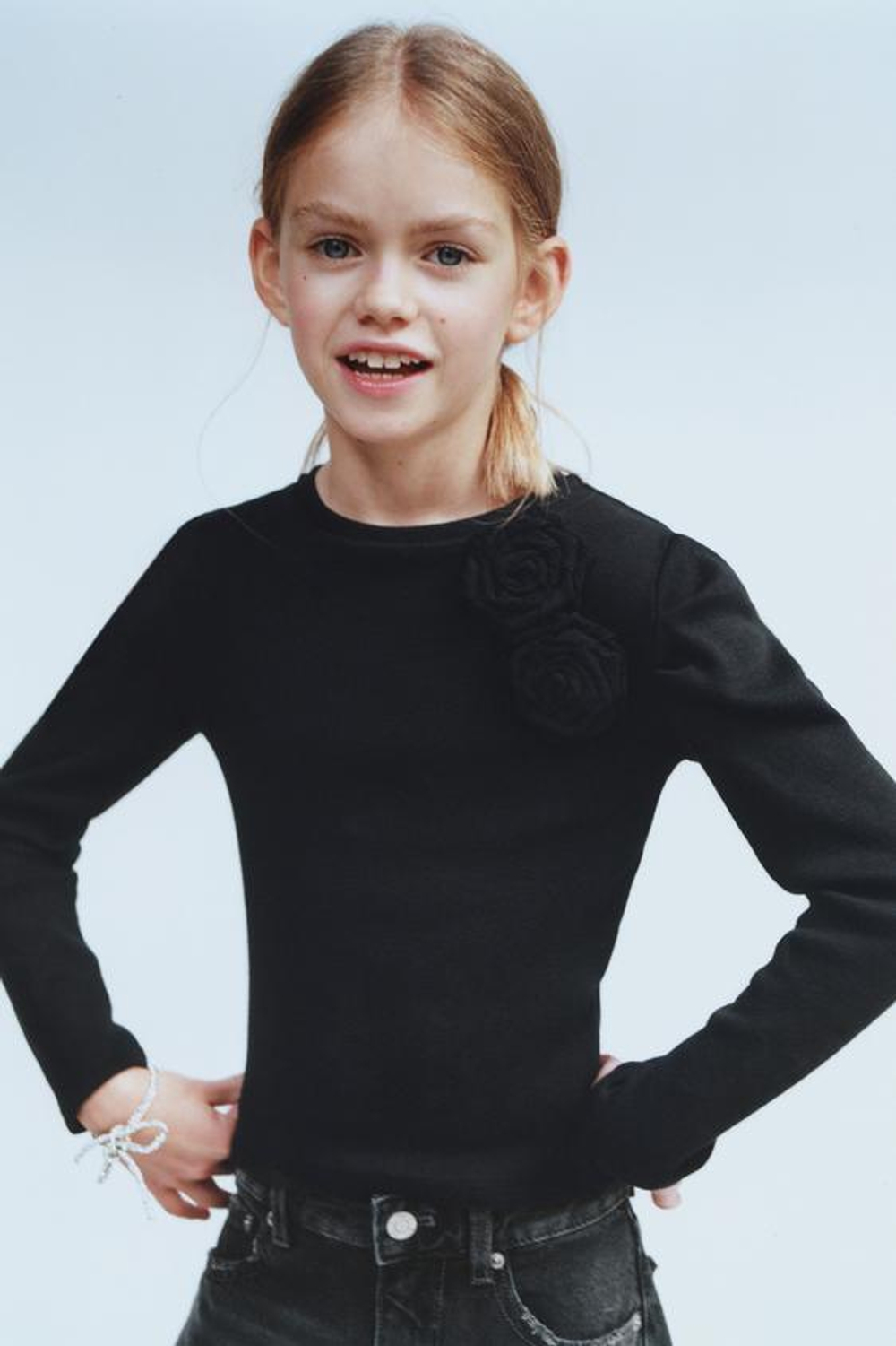 ZARA ЛОНГСЛИВ В РУБЧИК С ЦВЕТОЧНОЙ ДЕТАЛЬЮ, ЧЕРНЫЙ