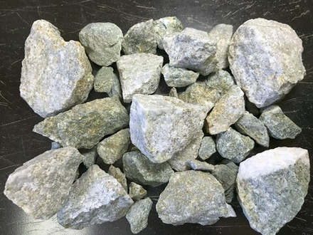 Диорит-перитовая крошка для аквариума изумрудная с львиным золотом 5-40 мм