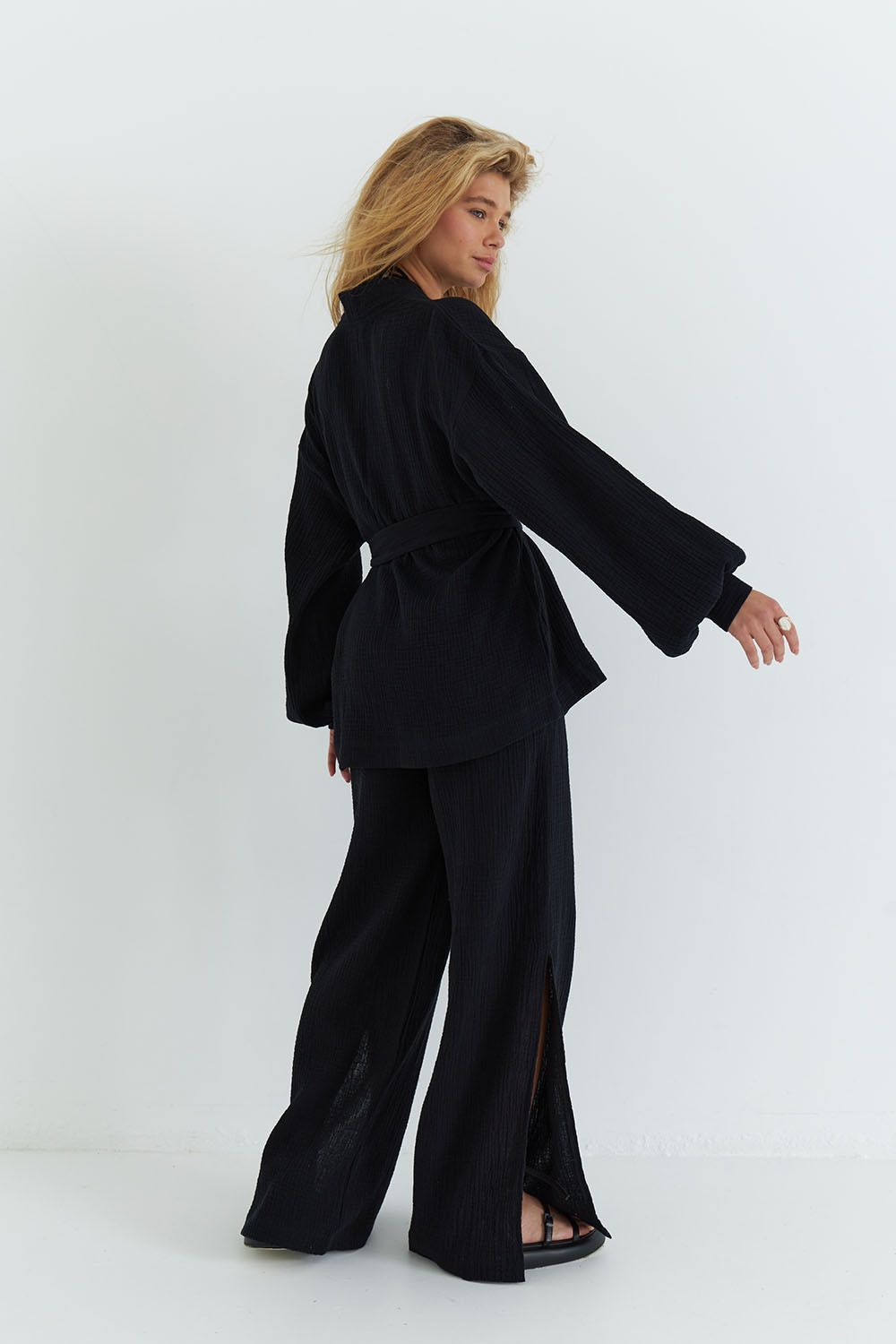 Кимоно на поясе из муслина черного цвета