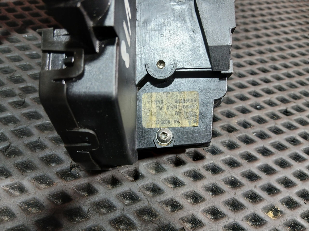 Замок двери правой