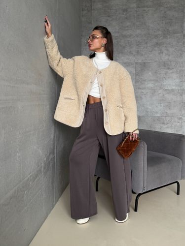 Бежевая куртка из эко-меха с капюшоном