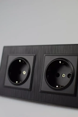 Розетка двойная черная