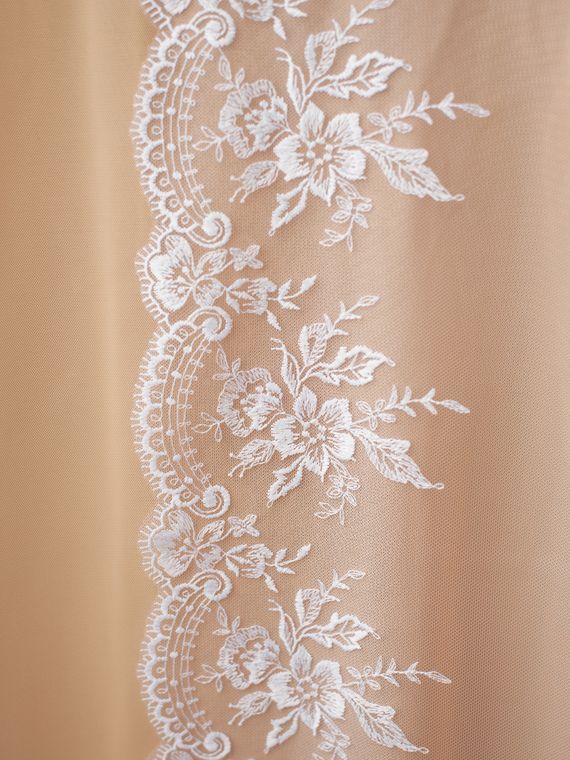 05-73 Вышивка на неэл. сетке 18 см, белый (левая)