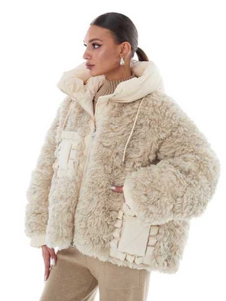 Бежевый пуховик с капюшоном и отделкой из эко-меха