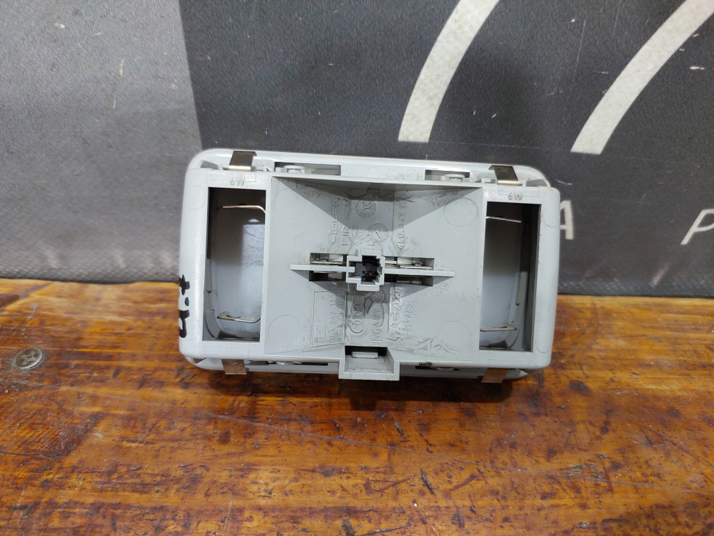 Плафон салонный багажника Audi Q7 (4L) 06-15 Б/У Оригинал 4L0947123