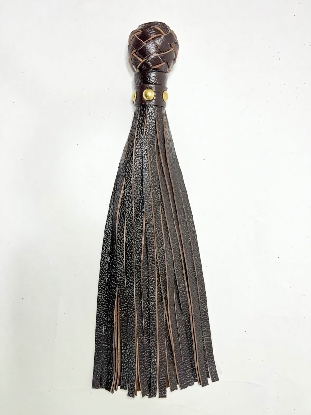 Коричневая генитальная кожаная плеть - 30 см. (Цвет: коричневый)