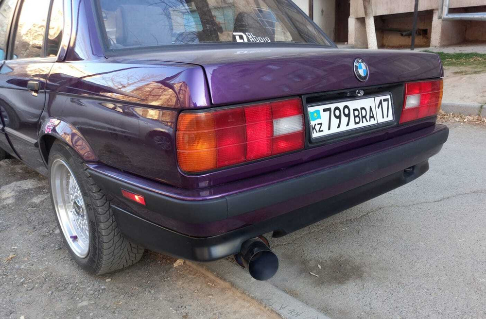 BMW E30 IS Задняя накладка на ВП (Реплика "Стекловолокно")