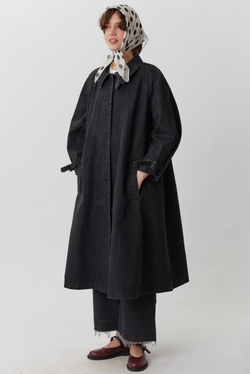 Объемный плащ из черной вареной джинсы
