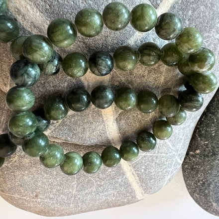 Нефрит. Камни для изделий на заказ. Цена зависит от вида заказанного изделия