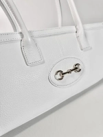 Женская сумка-багет из натуральной кожи белого цвета