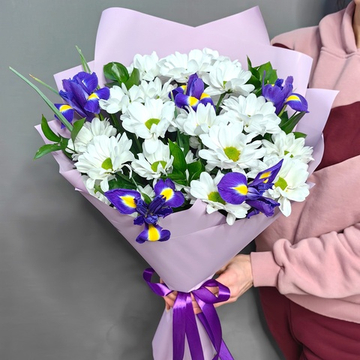 Букет с хризантемами сорта "KENNEDY WHITE" и ирисами