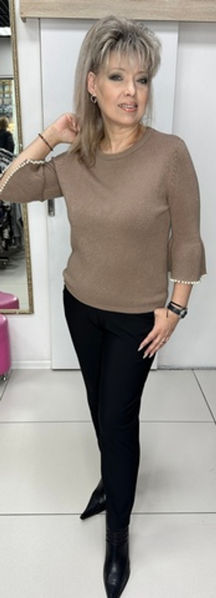 Джемпер с жемчужной отделкой по рукавам