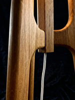 Крупный план деревянного основания торшера из натурального дуба