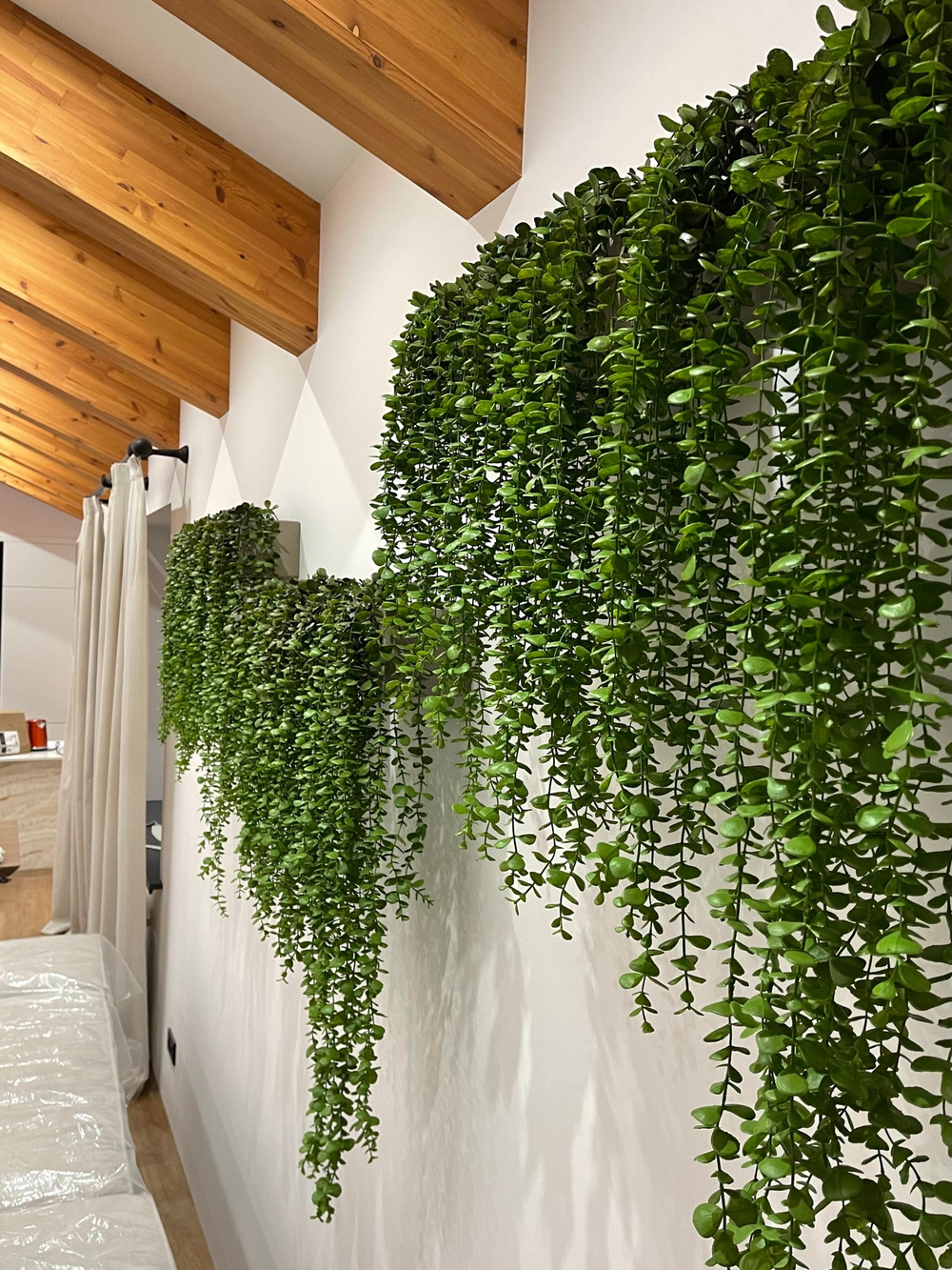 21.12. Искусственные ампельные растения в кашпо.