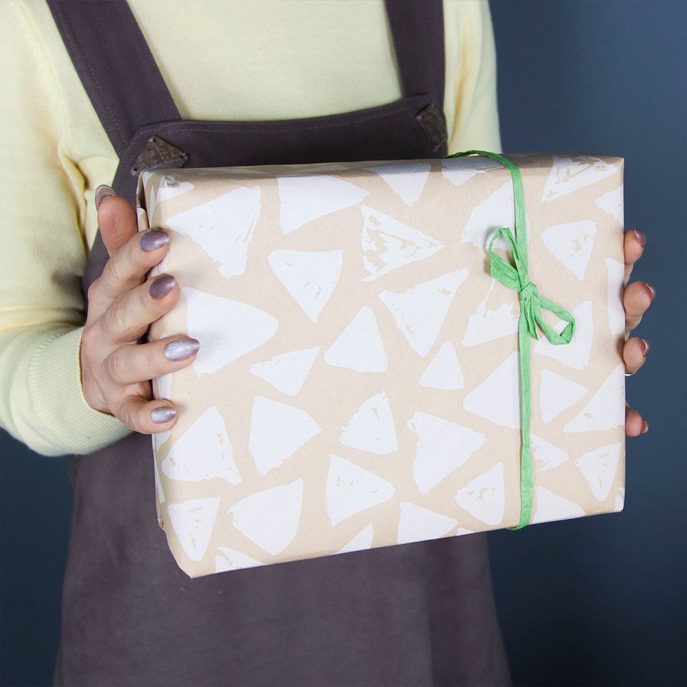 Упаковочная бумага, Крафт (0,7*1 м) Треугольники Люкс, Белый, 1 шт.