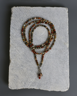 Нить из уральской яшмы