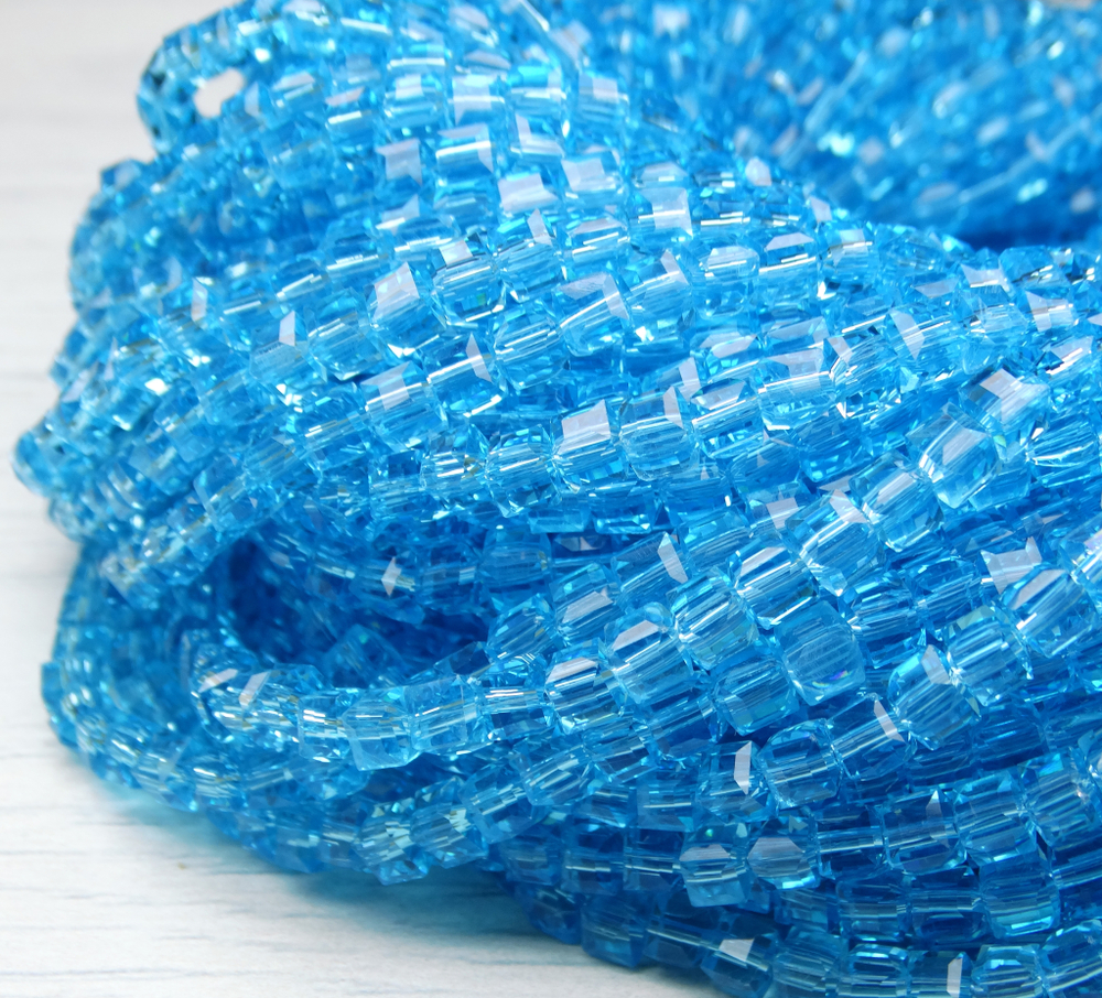 БВ016НН4 Хрустальные бусины квадратные, цвет: ярко-голубой, размер 4 мм, кол-во: 44-45 шт.