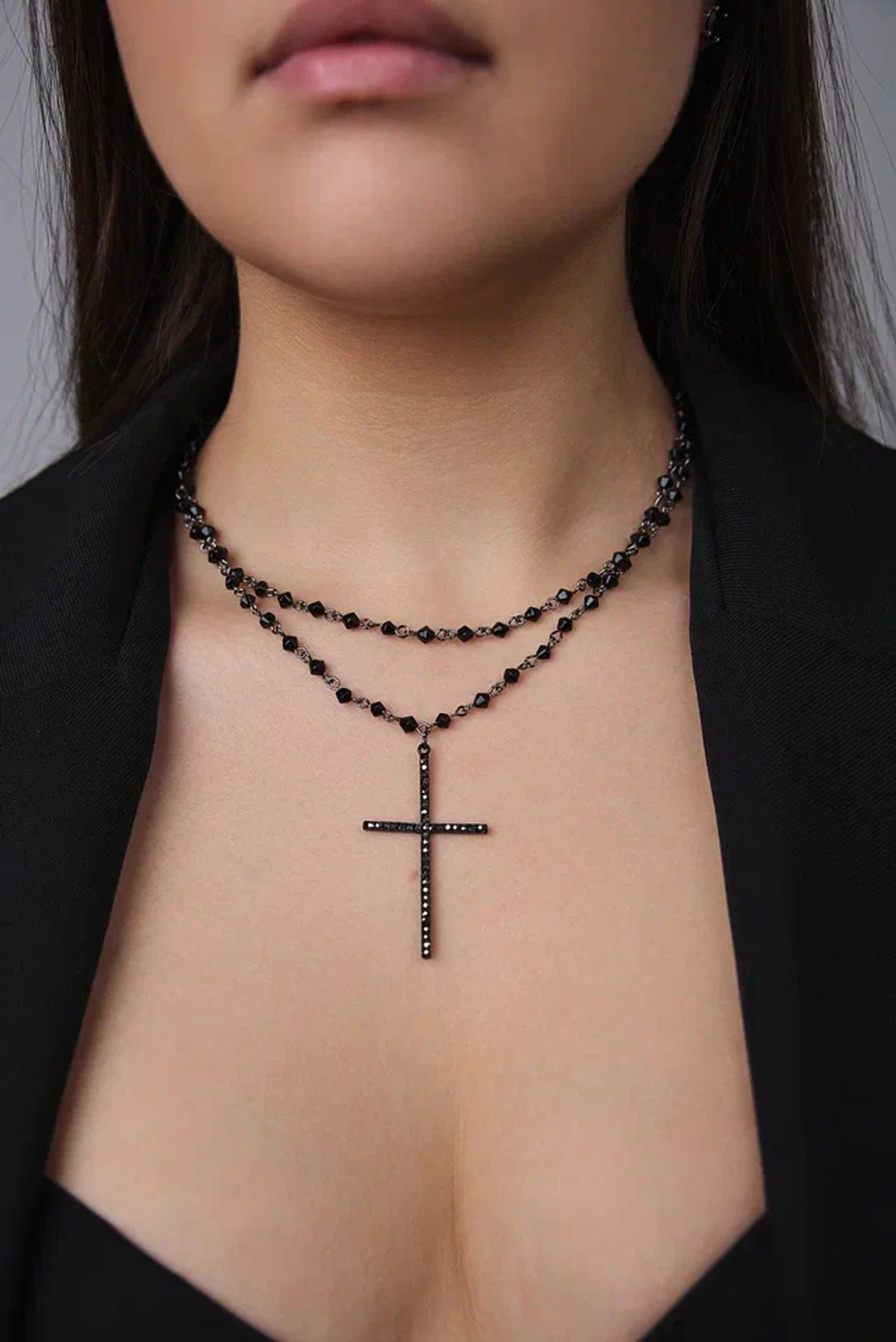 Колье тонкий черный крест на двойной цепочки из черных кристаллов