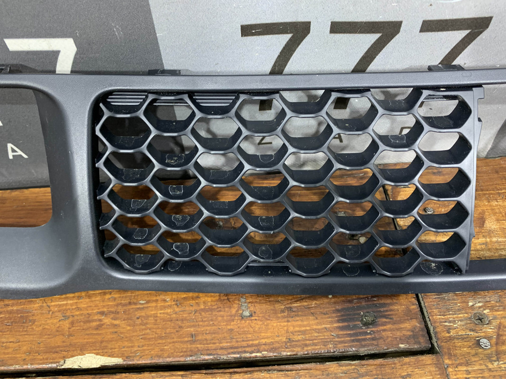 Решетка переднего бампера Grand Cherokee (WK2)  Б/У Оригинал 68143102AB