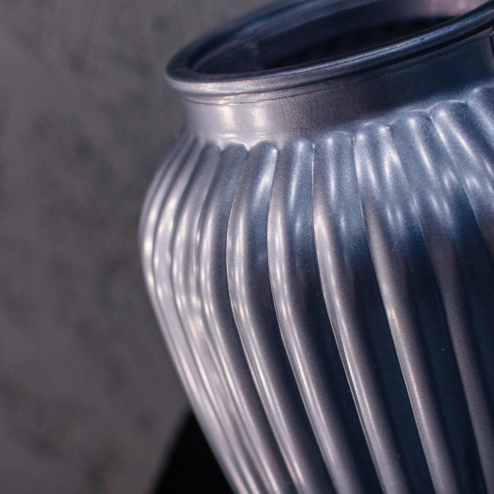 Ваза из темного стекла