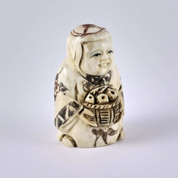 Нэцкэ ребенок Карако с корзиной рыбы