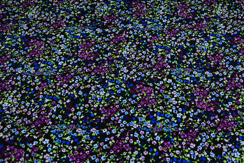 Вискоза черная в мелкий фиолетово-розовый цветок