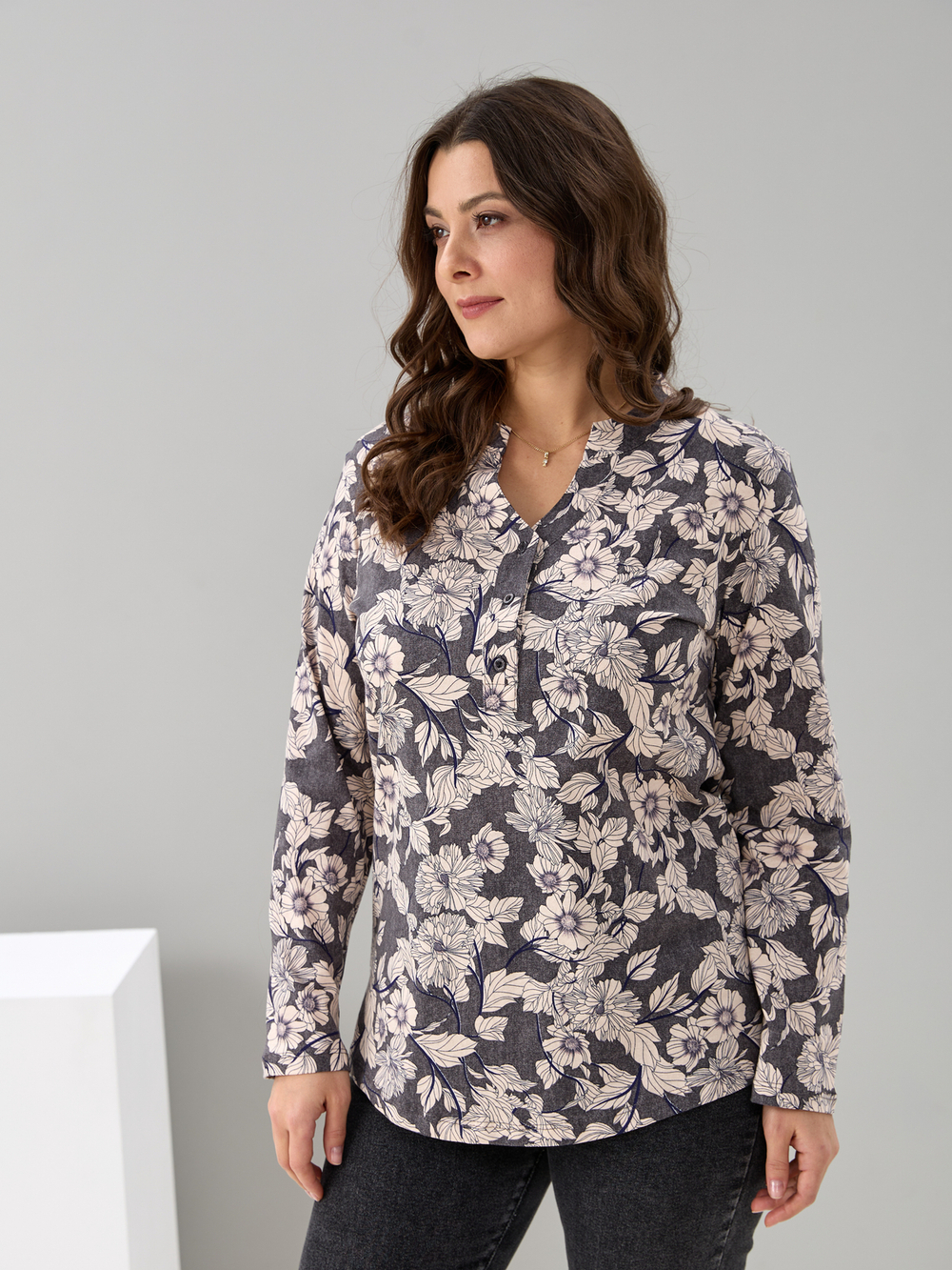 Блузка БЛ-22/антрацит-бежцветы