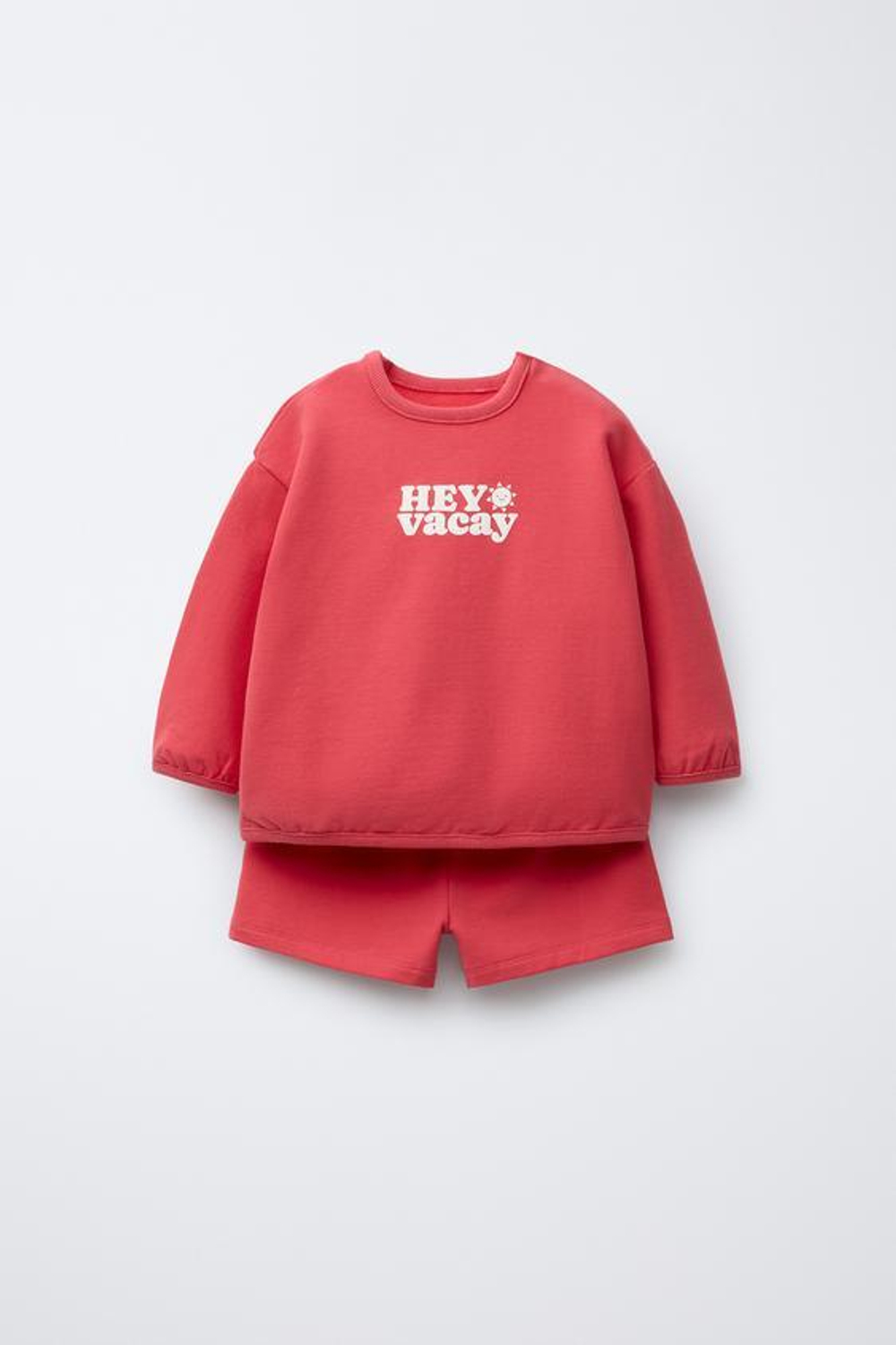 ZARA КОМПЛЕКТ ИЗ ТОЛСТОВКИ И ШОРТОВ С ТЕКСТОМ, КРАСНЫЙ
