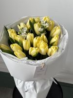 Букет из 21 лимонного тюльпана и белого оксипеталума