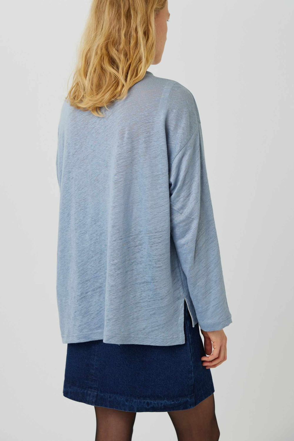 Топ с разрезами из голубого льна