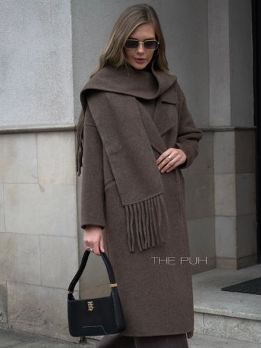 Коричневое удлиненное пальто с шарфом