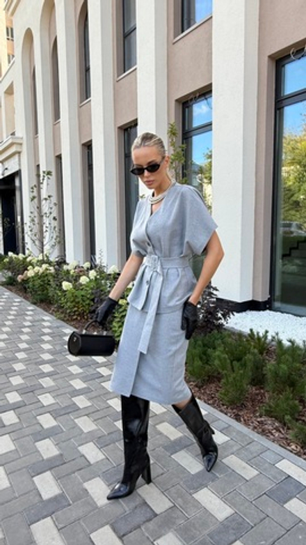 Костюм с юбкой и приталенным жакетом