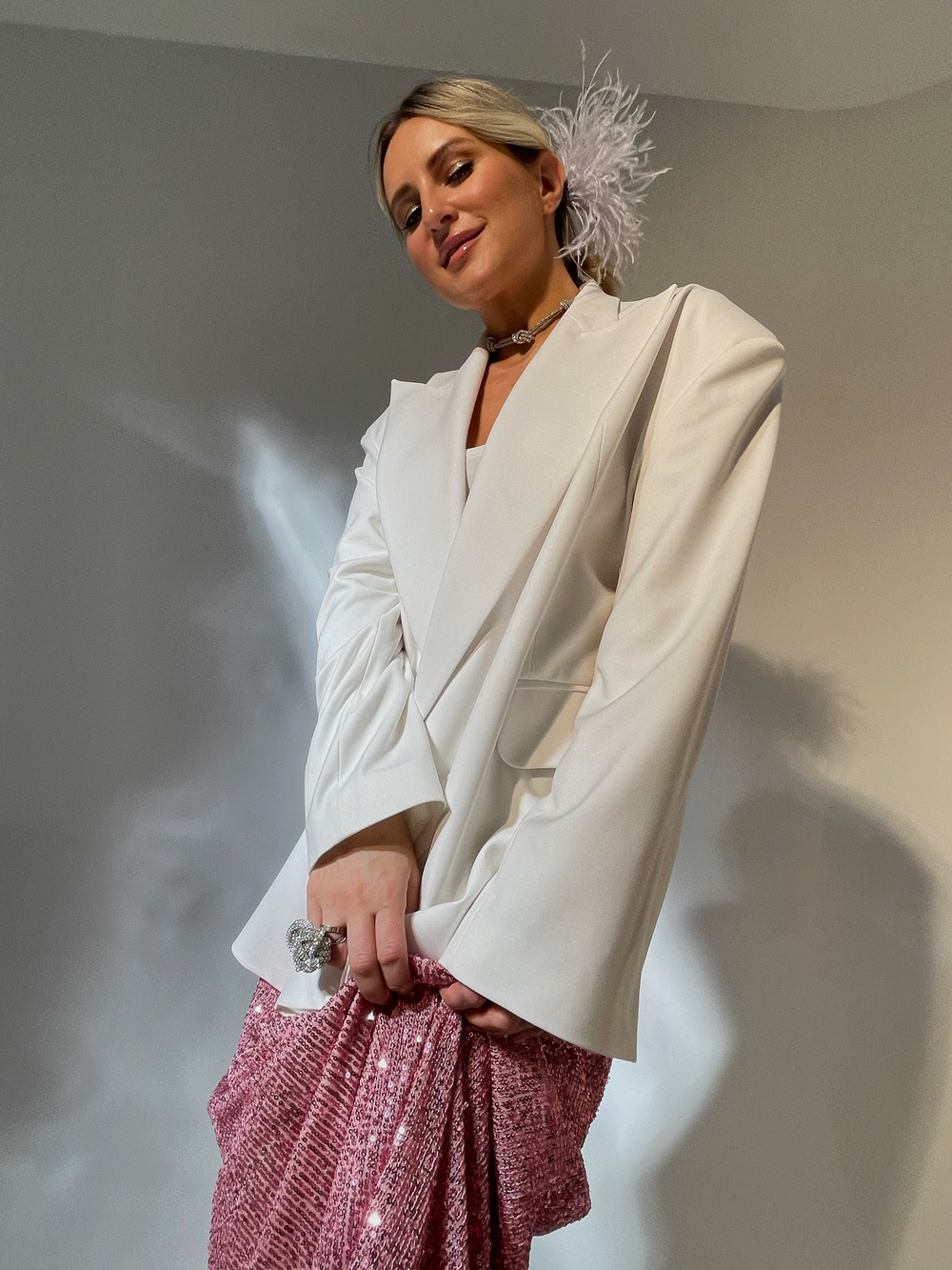 Заколка с белыми перьями