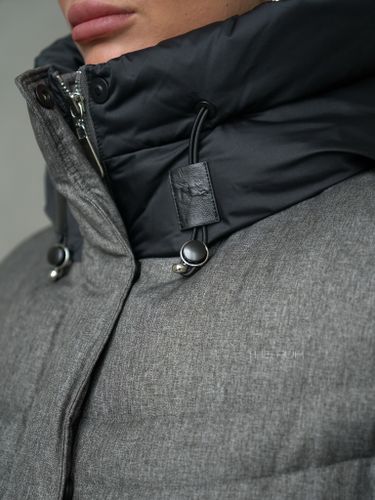 Серый пуховик с объемным воротником и капюшоном