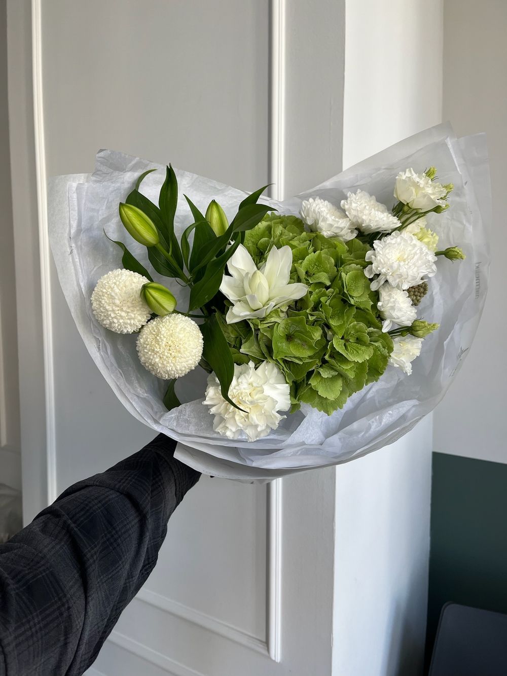 Букет из гортензии, пионов, пионовидной лилии, хризантемы и лизиантуса