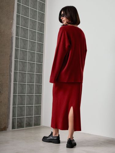 Трикотажный костюм с юбкой бордового цвета