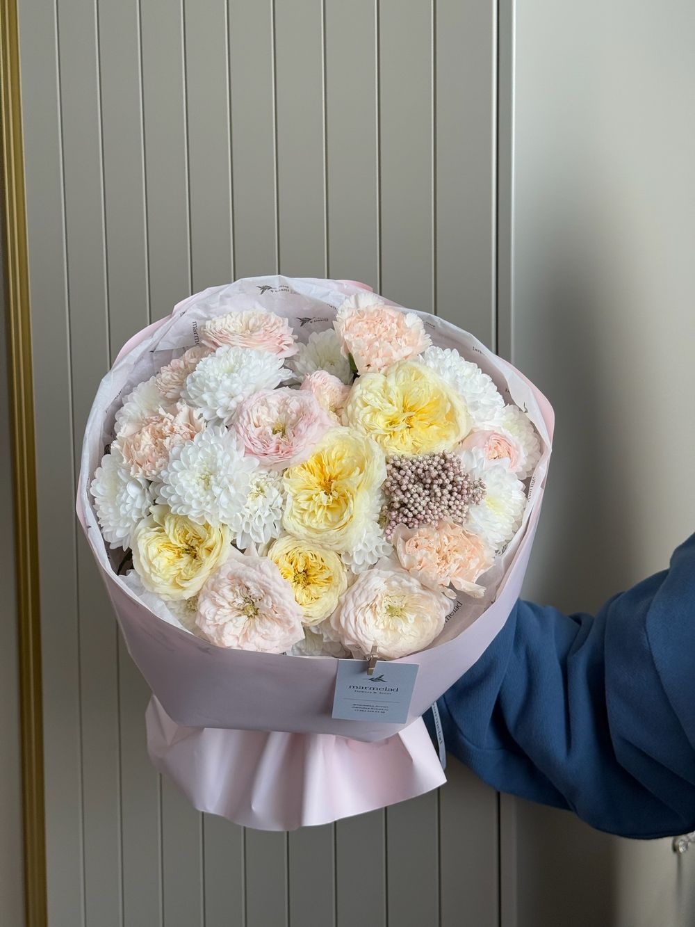 Букет из кустовых пионовидных роз, хризантемы, диантусов и озотамнуса