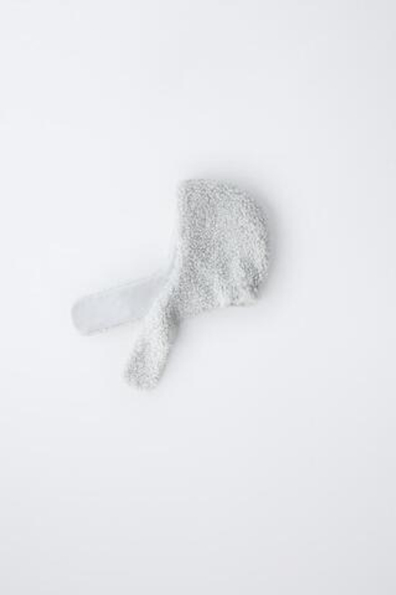 ZARA ШАПКА ИЗ ИСКУССТВЕННОЙ ОВЧИНЫ С ВОРОТНИКОМ, ЦВЕТ ЛЬДА