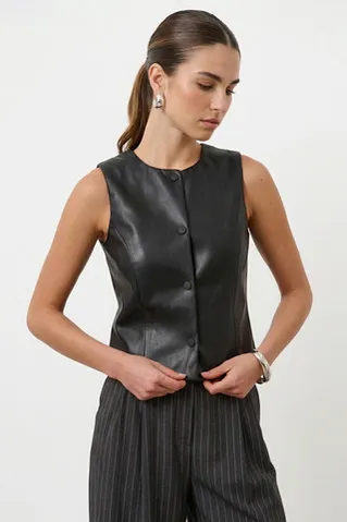 Жилетка из экокожи в минималистичном стиле черного цвета