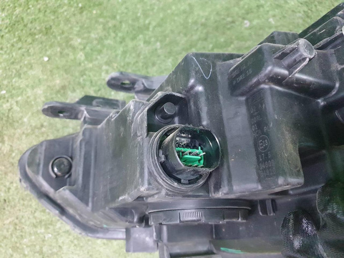 Битая Фара правая Genesis G70 (2017-2021) LED
