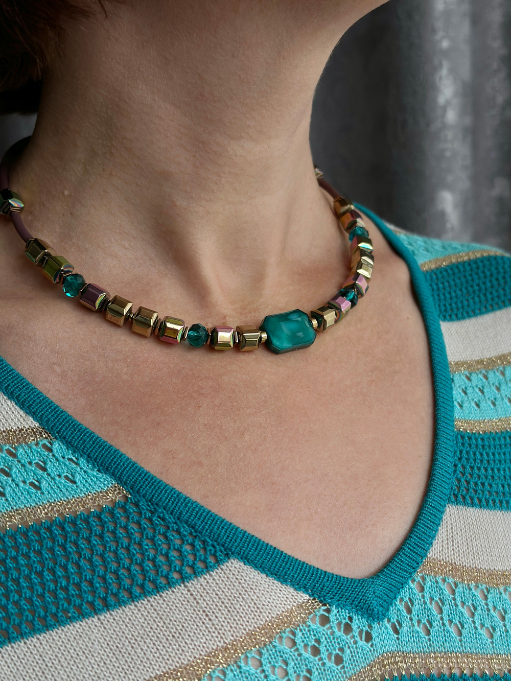 Колье на каучуке из гематита и ювелирного стекла. С регулировкой длины.