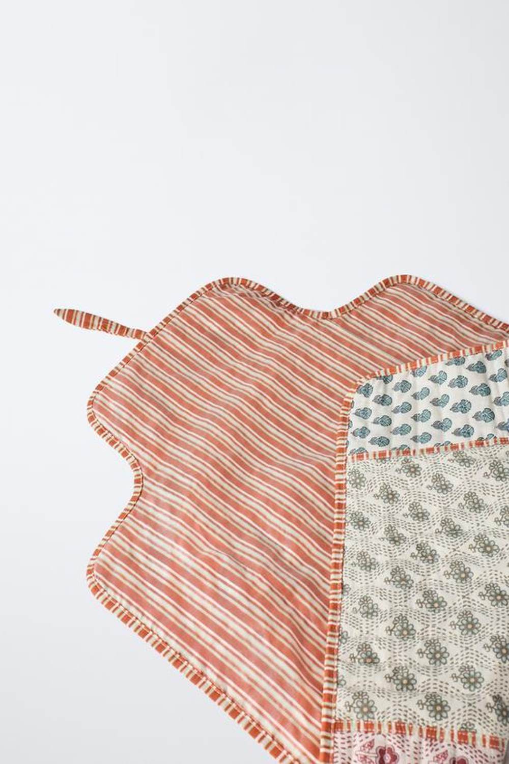 ZARA ПЕЛЕНАЛЬНЫЙ КОВРИК ДЛЯ МАМ С ЦВЕТОЧНЫМ ПРИНТОМ, ЭКРЮ