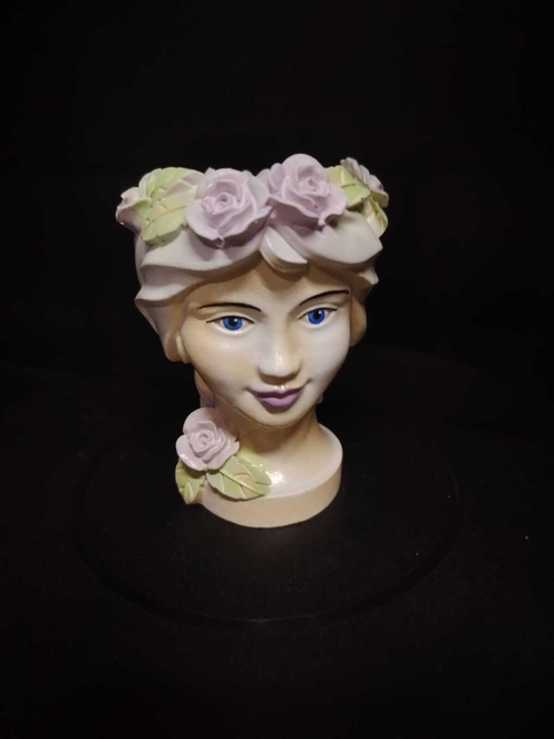 Кашпо "Девушка с розами"